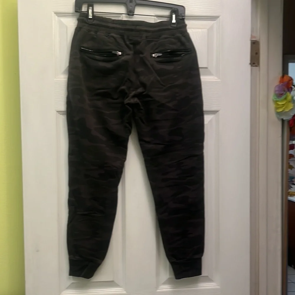 MEN’s Flexliving Camo Joggers with side & back zippers pockets size SMALL - Picture 4 of 7